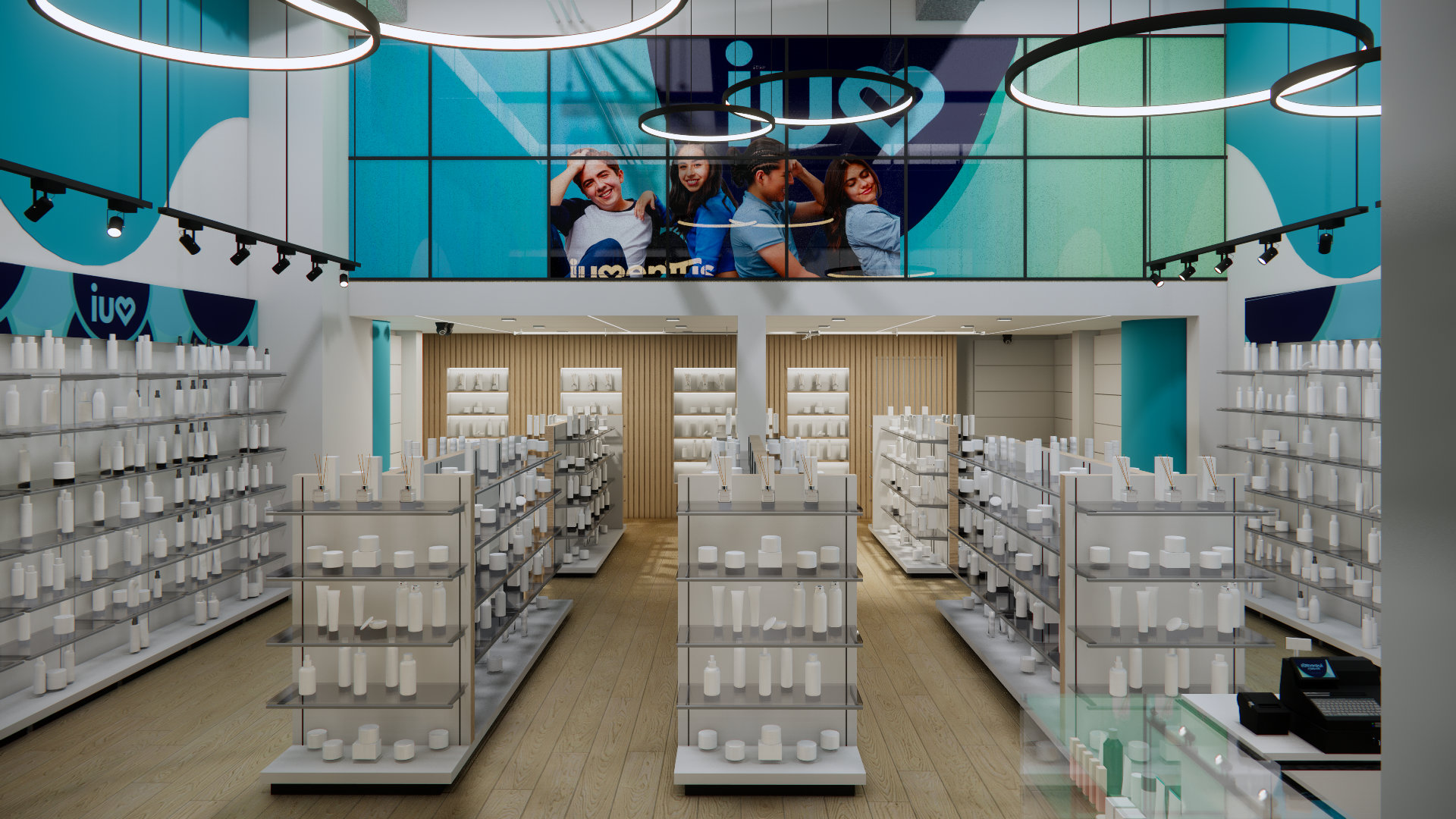 Interior de tienda Iuventus con estantes blancos, piso de madera, doble altura y lámparas circulares.